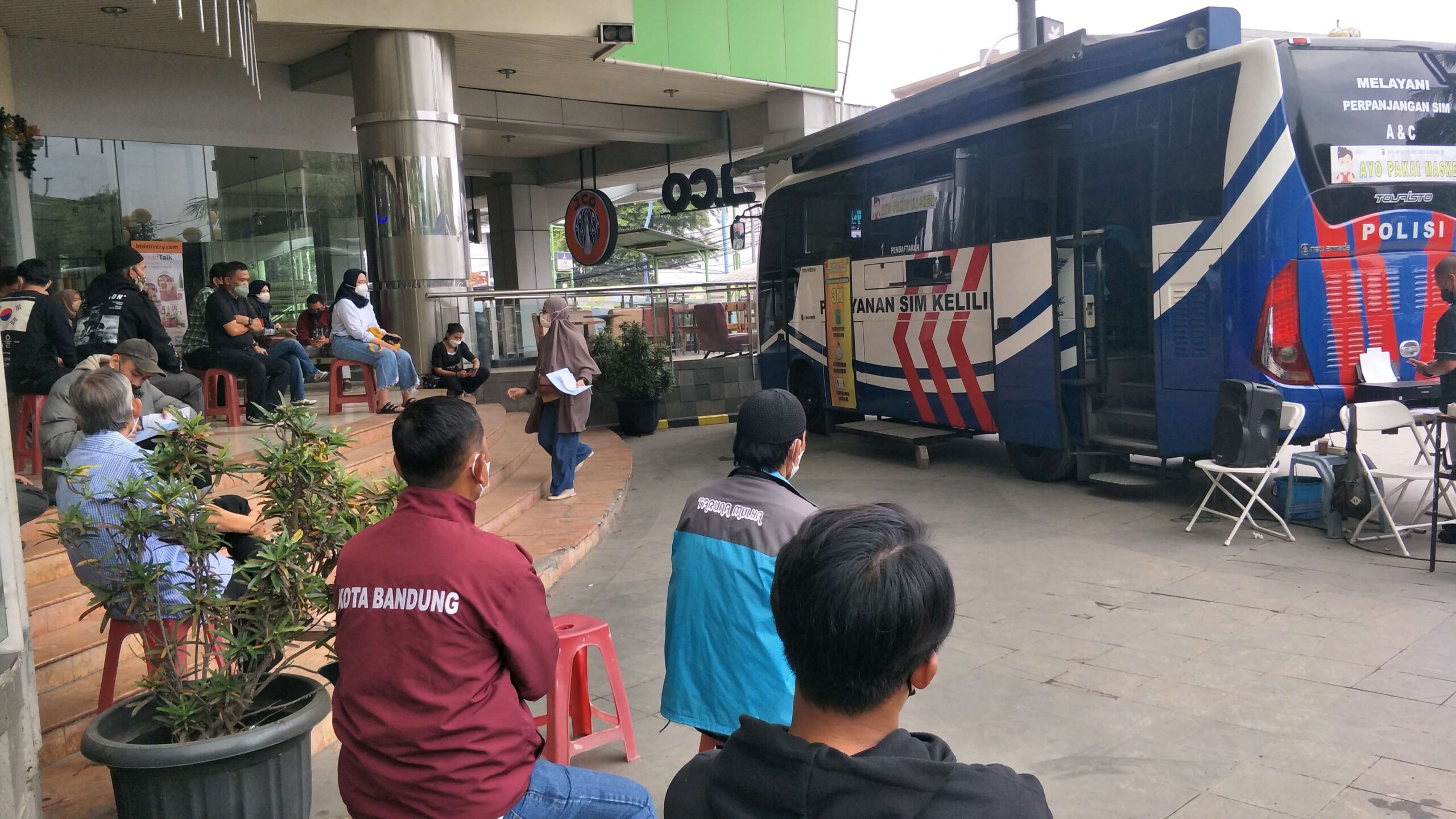 Layanan SIM keliling Polrestabes Bandung di Lucky Square Bandung, (foto:han/halojabar.com)