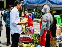 Kunjungi Pasar Sederhana Bandung, Jokowi Beri Bantuan Rp1,2 juta ke Pedagang Kaki Lima