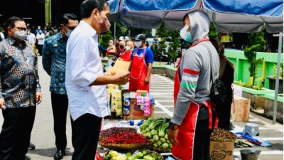Kunjungi Pasar Sederhana Bandung, Jokowi Beri Bantuan Rp1,2 juta ke Pedagang Kaki Lima