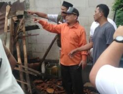 Kunjungi Korban Rumah Ambruk, Ketua DPRD Kota Bekasi Beri Bantuan