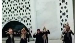 Ibu-ibu joget ria di masjid Al Jabar