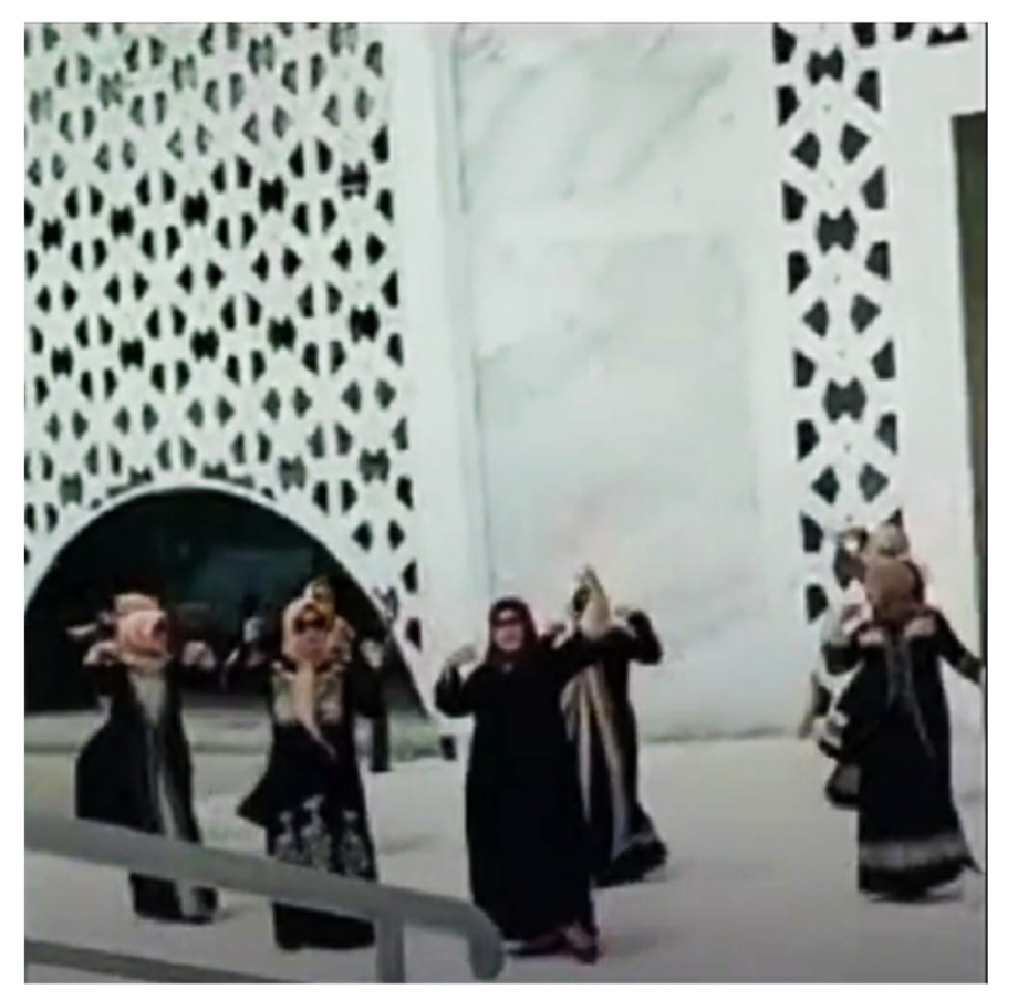 Ibu-ibu joget ria di masjid Al Jabar