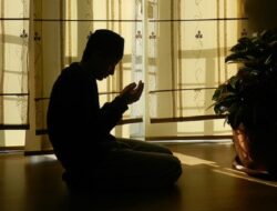 Rajin Sholat 5 Waktu Tapi Doa Tidak Terkabulkan? Ustaz Adi Hidayat Bongkar Penyebabnya
