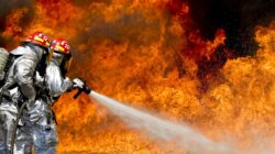 Ilustrasi: Petugas pemadam memadamkan api yang berkobar. (12019/Pixabay)