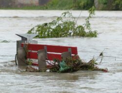 BPBD Jabar Kirim Tim untuk Tangani Banjir Karawang dan Longsor Purwakarta