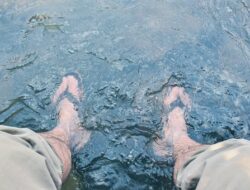 7 Manfaat Merendam Kaki ke Air Garam, Salah Satunya Dapat menghilangkan Bau kaki