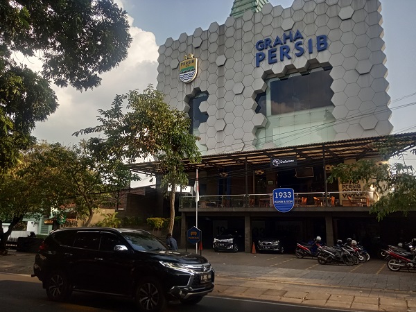 Selain mendukung langsung di stadion, salah satu tempat paling diincar bobotoh yaitu Cafe Persib di Jalan Sulanjana.