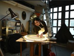 Sosok di Balik Keberhasilan Sheila Dara Memerankan Karakter Seniman di Film Jalan Yang Jauh Jangan Lupa Pulang