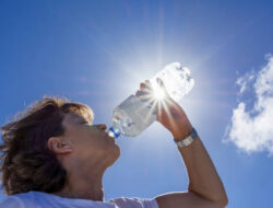 Selain Minum Air, Berikut 8 Cara Mengatasi Dehidrasi