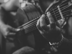 Chord Gitar Lagu Nyaman Tak Cukup – Raisa, Singel Terbaru