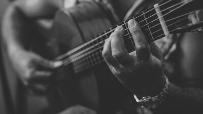 Chord Gitar Lagu Nyaman Tak Cukup – Raisa, Singel Terbaru