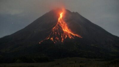 Gunung Merapi Erupsi Tumpahkan Awan Panas Guguran, Wilayah Magelang Hujan Abu Vulkanik