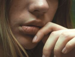 Bukan Mitos Akan Dapat Pertanda Baik atau Buruk, Inilah 15 Penyebab Bibir Kedutan