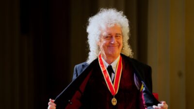 Keren! Gitaris Queen Brian May Diberi Gelar Kebangsawanan Oleh Raja Charles