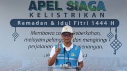 Direktur Utama PLN Darmawan Prasodjo yang menerima penghargaan sebagai _Indonesia Best 50 CE0 “Employees Choice” dalam kategori Electricity yang diselenggarakan oleh The Iconomics.