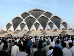 Gubernur Jabar Ridwan Kamil Salat Idul Fitri Bersama Ribuan Warga di Masjid Raya Al Jabbar