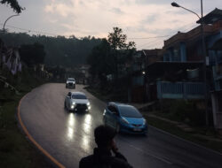 Foto-foto Situasi Arus Mudik di Lingkar Nagreg, Selasa Malam Ini Volume Kendaraan Diprediksi Meningkat