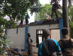 Satpol PP Kota Bandung Tertibkan Bangunan Bekas Agen Koran di Cikapundung River Spot