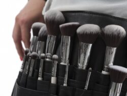 5 Dampak Buruk Tidak Membersihkan Kuas Makeup: Membuat Riasan Terlihat Becek
