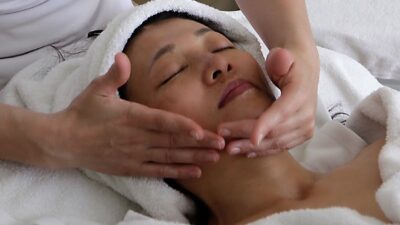 Tips Agar Kulit Wajah Tampak Lebih Muda, Bisa Cara Facial Massage
