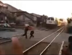 Aksi Heroik PJL KA Laswi Bandung Selamatkan Penjual Tisu yang Nyaris Tertabrak Kereta Api Tuai Pujian Netizen