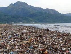Ratusan Ton Sampah Masih Kotori Pantai Talanca di Kawasan Geopark Ciletuh Palabuhanratu