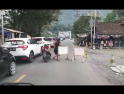Viral! Emak-emak Dress Hitam Kawal Ambulan di Sukabumi Tuai Pujian Netizen