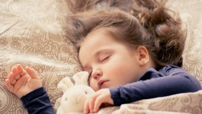 Agar Anak Anda Cerdas, Lakukan Rutinitas ini Sebelum Tidur