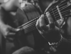 Chord Gitar Lagu Di Balik Awan – NOAH