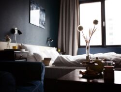 5 Alasan Hotel Tidak Menyediakan Jam di Kamarnya