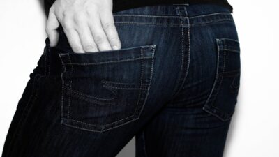 Jangan Lakukan! 10 Hal Ini Membuat Jeans Kesayangan Mudah Rusak
