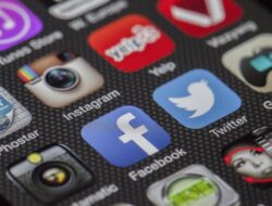 Teks Khutbah Jumat : 5 Pedoman Berperilaku di Media Sosial