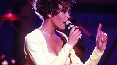 Profil Whitney Houston, Penyanyi Perempuan yang Dijuluki The Voice