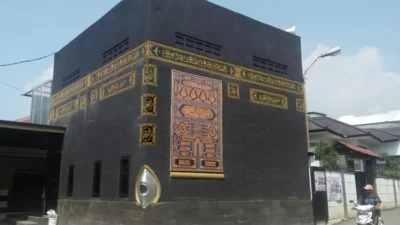 Masjid Berbentuk Ka’bah ada di Kabupaten Bandung