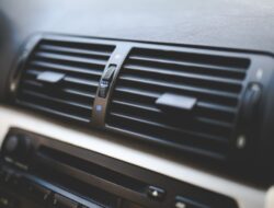 Tiga Kiat Mudah Membersihkan Ventilasi AC Mobil Agar Lebih Nyaman dan Sehat
