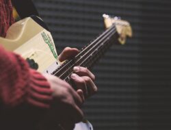 Chord Gitar Lagu Runtuh – Feby Putri feat Fiersa Besari
