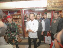 Presiden Jokowi Sambangi Pasar Cihapit Bandung, Warga Sambut Antusias