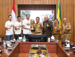 Akhiri Penantian 25 Tahun, Skuat Prawira Bawa Trofi Juara IBL ke Balai Kota Bandung
