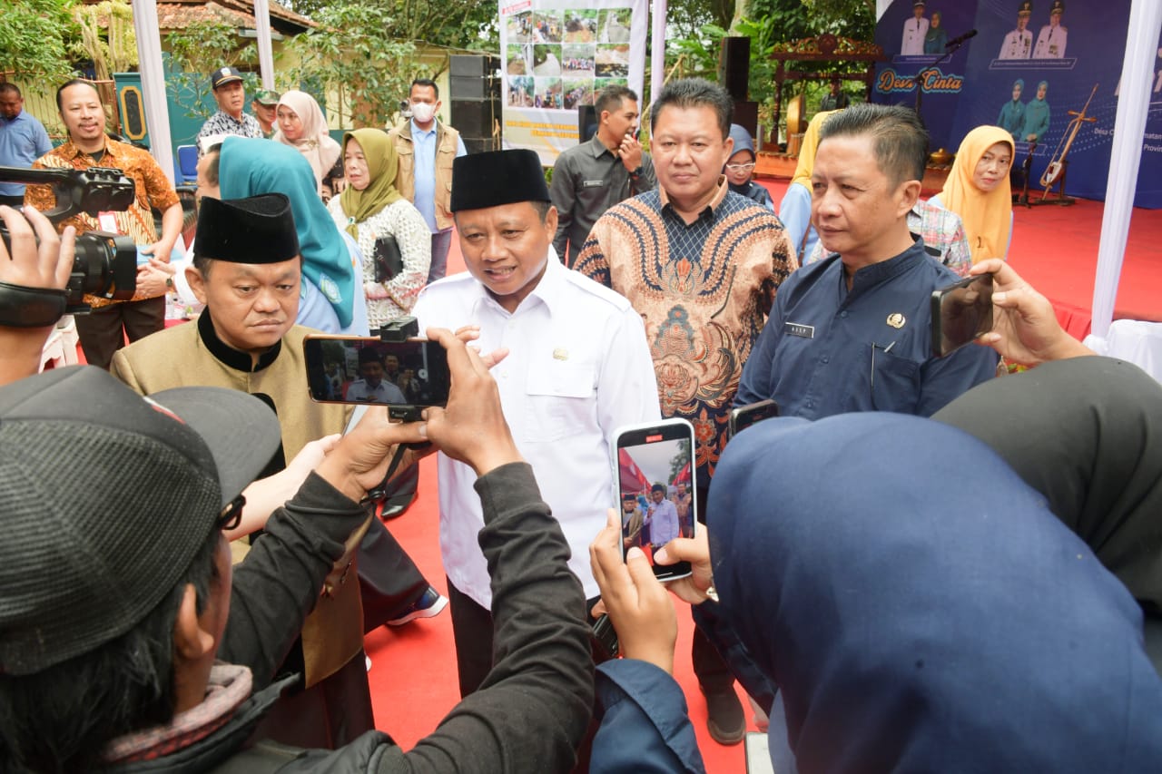 Wakil Gubernur Jawa Barat Uu Ruzhanul Ulum memberikan sambutan pada acara Penilaian Lomba Desa Tingkat Nasional Regional 2 di Kantor Desa Cinta, Kecamatan Karangtengah, Kabupaten Garut, Jumat (14/7/2023).(Foto: Biro Adpim Jabar)