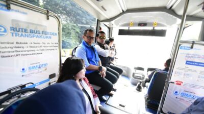 Gubernur Jawa Barat Ridwan Kamil meluncurkan operasional Bus Rapid Transit (BRT) Trans Pakuan serta penandatanganan komitmen bersama antara Pemdaprov Jabar dengan Pemda Kabupaten/Kota kawasan Bodebek di Halte Cidangiang, Baranangsiang, Kota Bogor, Jumat (21/7/2023).(Foto: Biro Adpim Jabar)