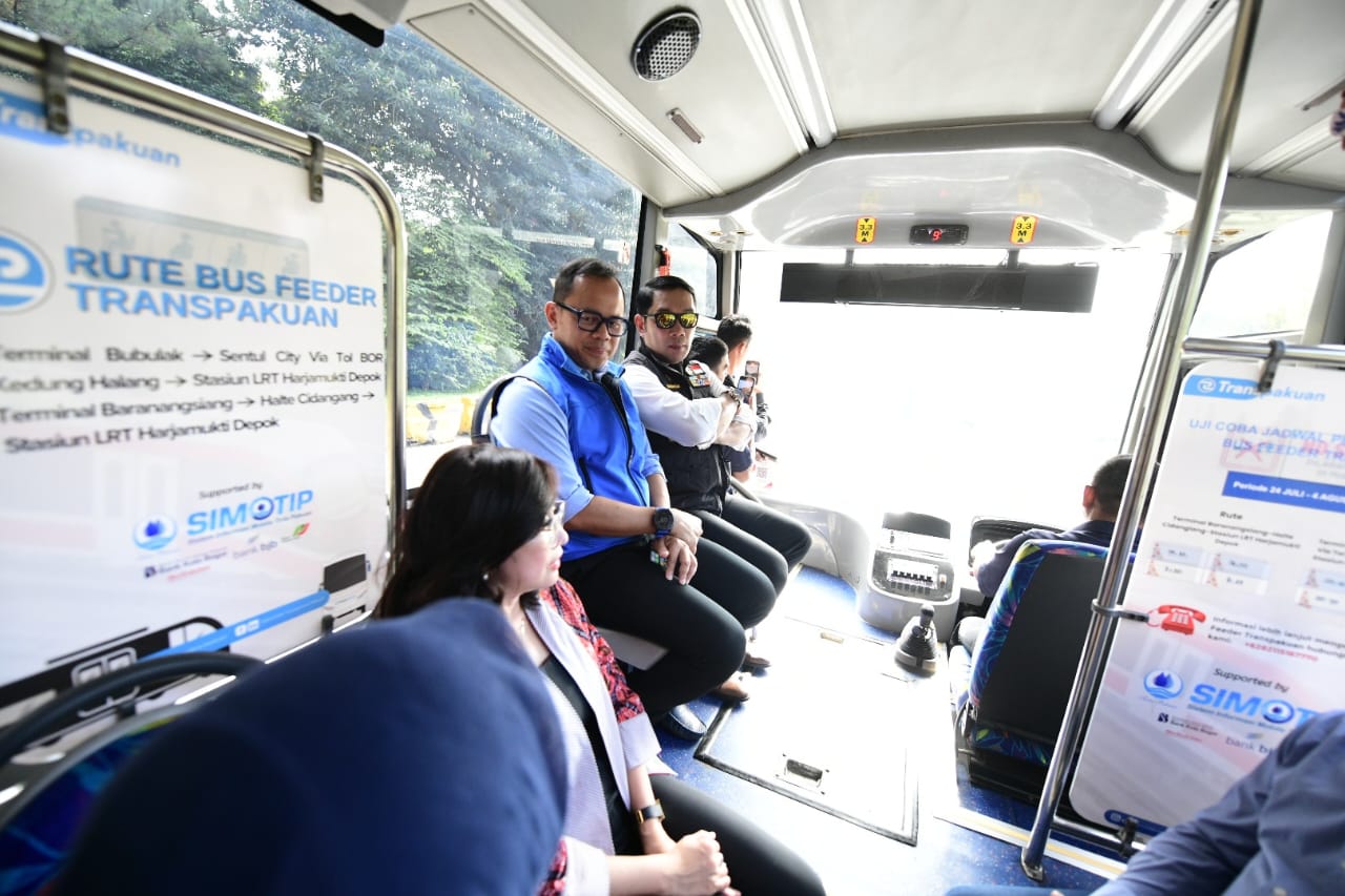 Gubernur Jawa Barat Ridwan Kamil meluncurkan operasional Bus Rapid Transit (BRT) Trans Pakuan serta penandatanganan komitmen bersama antara Pemdaprov Jabar dengan Pemda Kabupaten/Kota kawasan Bodebek di Halte Cidangiang, Baranangsiang, Kota Bogor, Jumat (21/7/2023).(Foto: Biro Adpim Jabar)