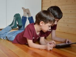 Waspadai Dampak Kecanduan Gadget pada Anak, Simak Cara Mencegahnya