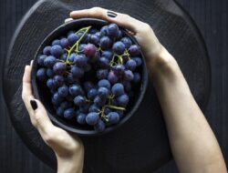 Jarang Diketahui, Ini 5 Manfaat Makan Anggur Hitam bagi Kesehatan