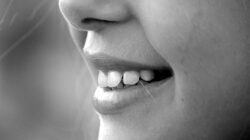 Cara Ampuh Menghilangkan Gigi Kuning Akibat Merokok, yuk Kembalikan Senyum Cerahmu