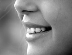 Cara Ampuh Menghilangkan Gigi Kuning Akibat Merokok, yuk Kembalikan Senyum Cerahmu