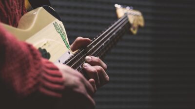 Chord Gitar Lagu Serana – For Revenge, Beri Tahu Aku Cara Melupakanmu Seperti Kau Ajarkanku Dewasa