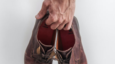 Cara menghilangkan bau pada sepatu (Unsplash)