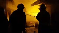 Sejumlah petugas berusaha memadamkan api saat insiden Kebakaran Pasar Sadang Serang Kota Bandung, Jumat 4 Agustus 2023. ( Source : Istimewa)