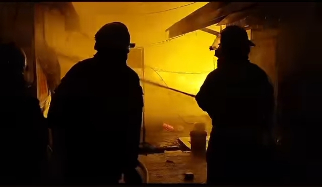 Sejumlah petugas berusaha memadamkan api saat insiden Kebakaran Pasar Sadang Serang Kota Bandung, Jumat 4 Agustus 2023. ( Source : Istimewa)