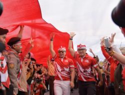 Meriahkan Festival Merah Putih, Ridwan Kamil Gabung Mengarak Bendera